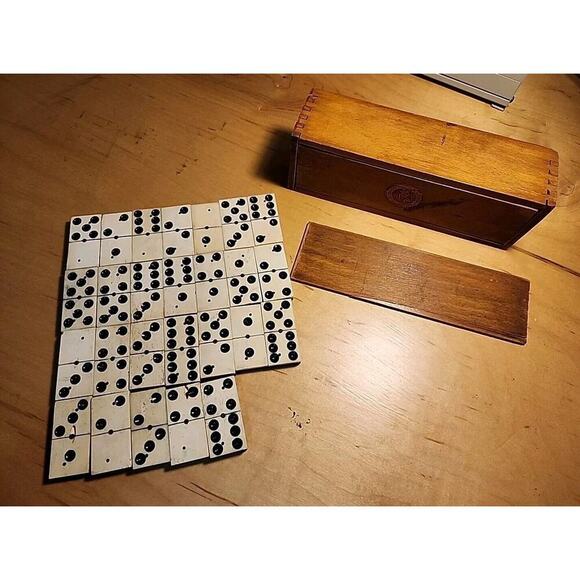 Set of antique dominoes. Comes in a wooden box with sliding lid and dove tail - Picture 1 of 6